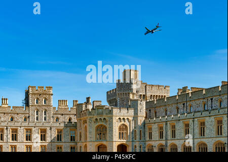 Vol d'un avion au-dessus d'un groupe de bâtiments du château de Windsor, résidence royale à Windsor dans le comté de Berkshire, England, UK Banque D'Images