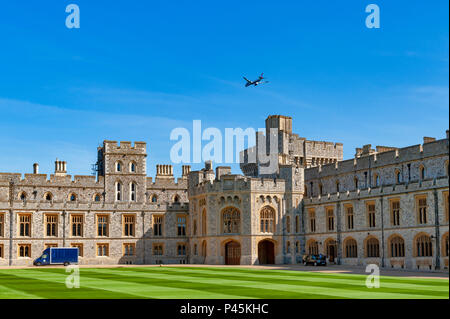 Vol d'un avion au-dessus d'un groupe de bâtiments du château de Windsor, résidence royale à Windsor dans le comté de Berkshire, England, UK Banque D'Images