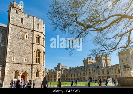 Groupe de bâtiments à l'angle supérieur Ward et le Quadrilatère du château de Windsor, résidence royale à Windsor dans le comté de Berkshire, England, UK Banque D'Images
