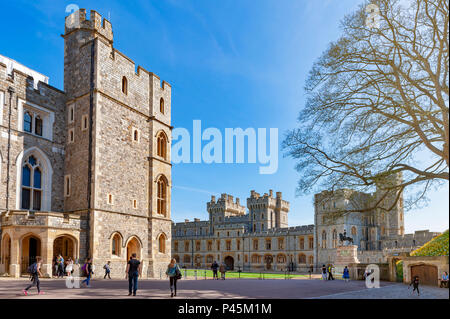 Groupe de bâtiments à l'angle supérieur Ward et le Quadrilatère du château de Windsor, résidence royale à Windsor dans le comté de Berkshire, England, UK Banque D'Images