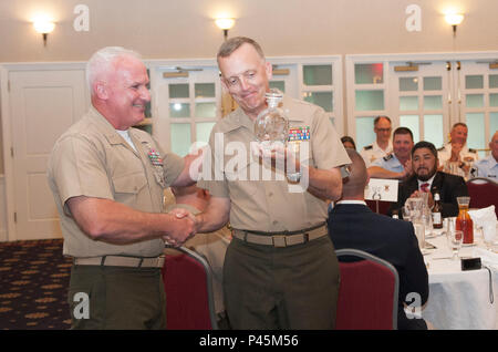 La formation d'armes bataillon (WTBN) Cérémonie de remise des Prix Championnat Carabine interservices est une célébration de la participation individuelle et de groupe dans le WTBN Rifle, tenu aux clubs à Quantico, Quantico, en Virginie, juin, 29, 2016. La soirée était composé de toutes les branches de l'armée d'être présenté à des prix de groupe et individuels les scores les plus élevés dans tous les événements qui ont été réalisés durant l'WTBN Carabine interservices championnat. (U.S. Marine Corps photo de Lcpl. Cristian L. Ricardo/non publié) Banque D'Images