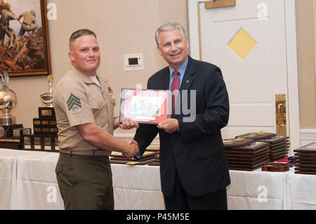 La formation d'armes bataillon (WTBN) Cérémonie de remise des Prix Championnat Carabine interservices est une célébration de la participation individuelle et de groupe dans le WTBN Rifle, tenu aux clubs à Quantico, Quantico, en Virginie, juin, 29, 2016. La soirée était composé de toutes les branches de l'armée d'être présenté à des prix de groupe et individuels les scores les plus élevés dans tous les événements qui ont été réalisés durant l'WTBN Carabine interservices championnat. (U.S. Marine Corps photo de Lcpl. Cristian L. Ricardo/non publié) Banque D'Images