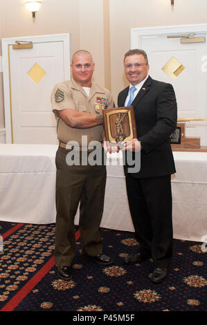 La formation d'armes bataillon (WTBN) Cérémonie de remise des Prix Championnat Carabine interservices est une célébration de la participation individuelle et de groupe dans le WTBN Rifle, tenu aux clubs à Quantico, Quantico, en Virginie, juin, 29, 2016. La soirée était composé de toutes les branches de l'armée d'être présenté à des prix de groupe et individuels les scores les plus élevés dans tous les événements qui ont été réalisés durant l'WTBN Carabine interservices championnat. (U.S. Marine Corps photo de Lcpl. Cristian L. Ricardo/non publié) Banque D'Images