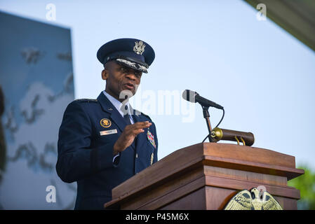 Le général de l'US Air Force Darren McDew, commandant du Commandement de transport américain, Scott Air Force Base, Alabama, offre le discours de l'obtention du diplôme 2016 promotion des rois des pointeurs à l'Académie de la marine marchande des États-Unis dans la région de Kings Point, New York, le 18 juin. Le général de Phillip Churn, général commandant de la 200e commande de la Police militaire de l'armée américaine, originaire de Washington, D.C., a administré le serment d'Officiers de l'Armée de six lieutenants. Les finissants de 2016 comprenait 229 aspirants cadres supérieurs, chaque gagnant d'un baccalauréat en sciences, d'une commission dans l'île de Porquerolles Banque D'Images