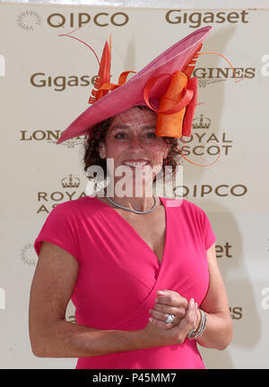 Alex Polizzi présente le prix au gagnant de la Jersey Stakes au cours de la deuxième journée du Royal Ascot à Ascot Racecourse Banque D'Images