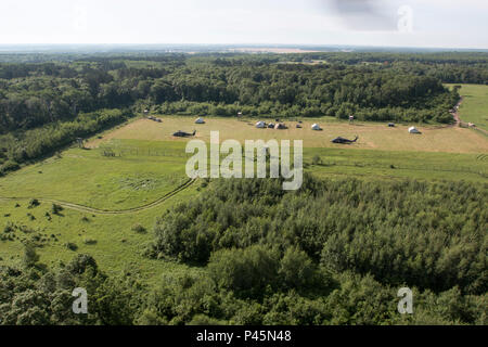 La compagnie C, 2nd General support Aviation Battalion, 211th Aviation Regiment (Air Ambulance) établit une zone d'opérations avec la police militaire de la 34th Infantry Division à Camp Ripley, Minnesota, pendant l'entraînement annuel le 18 juin 2016. L'unité mène de multiples missions de formation avec des éléments de la 34e brigade de l'aviation de combat, en se concentrant sur les procédures d'évacuation sanitaire, les opérations d'ambulance aérienne, la préparation à l'aviation de l'armée, la coordination tactique et la formation conjointe entre les unités aériennes et terrestres. Banque D'Images