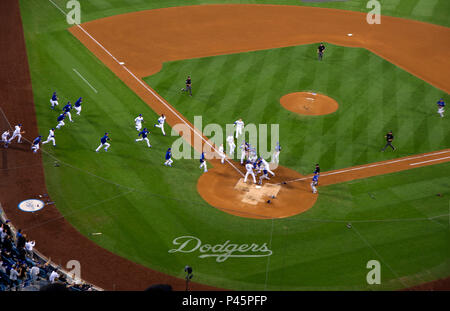Une bagarre éclate au cours de jeu Dodgers au Dodger Stadium à Los Angeles,CA Banque D'Images