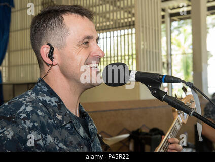 160620-N-OU129-128 SATTAHIP, Thaïlande (20 juin 2016) Musicien 2e classe Mark boiteux de la 7e Flotte Rock Band 'Orient Express' effectue des succès contemporains pendant un concert de rock avec le Royal Thai Marine Corps Bande à Singsamut au cours de l'école à flot la coopération et la formation de l'état de préparation (CARAT) Thaïlande 2016. CARAT est une série d'exercices maritimes annuel entre la U.S. Navy, Corps des Marines des États-Unis et les forces armées de neuf pays partenaires de : Bangladesh, Brunei, Cambodge, Indonésie, Malaisie, Philippines, Singapour, Thaïlande, et le Timor-Leste. (U.S. Photo de la marine en masse Communicati Banque D'Images