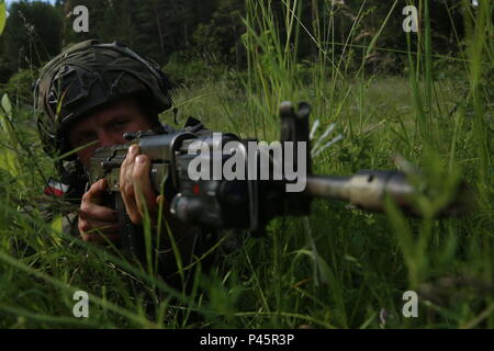 Un soldat polonais de la 6e bataillon aéroporté, 6e Brigade aéroportée fournit la sécurité tout en menant des opérations de planification de défense au cours de réponse rapide 16 entraînement physique à la zone d'entraînement, un Hohenfels partie de la multinationale, Centre de préparation conjointe en Allemagne, Hohenfels, Jun. 18, 2016. La réaction rapide de l'exercice est l'un des premiers événements de formation en intervention de crise militaire pour les forces aéroportées dans le monde. L'exercice est conçu pour améliorer l'état de préparation de la base de combat de la Force de réaction des Etats-Unis dans le monde - en ce moment la 82e Division aéroportée, 1ère Brigade Combat Te Banque D'Images