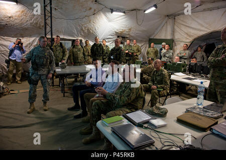 Le colonel Greg Lankford, 45e Brigade d'artillerie, commandant des mémoires (de gauche à droite), Chef de Cabinet du secrétaire de l'armée, Alex Wagner, le secrétaire de l'armée, Eric K. Fanning, et Commandant général de l'Europe de l'armée des États-Unis, le général Ben Hodges, au centre des opérations tactiques, Szczecin, Pologne, Région de formation au cours de l'effort Anakonda 16, 15 juin, 2016. Anakonda est une led, un exercice multinational qui auront lieu tout au long de la Pologne, juin 7-17, 2016, et l'épreuve la capacité de l'état de préparation, et l'interopérabilité des forces armées polonaises avec les alliés et partenaires, tout en conduisant Banque D'Images