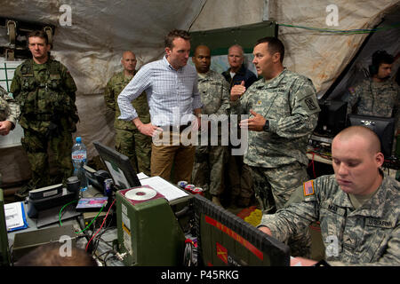 Le Major Sean Bryant, 45e Brigade d'artillerie de la coordination de l'appui-feu, l'agent informe le secrétaire de l'armée, Eric K. Fanning, au centre des opérations tactiques, Szczecin, Pologne, Région de formation au cours de l'effort Anakonda 16, 15 juin, 2016.Anakonda est une led, un exercice multinational qui auront lieu tout au long de la Pologne, juin 7-17, 2016, et l'épreuve la capacité de l'état de préparation, et l'interopérabilité des forces armées polonaises avec les alliés et partenaires, dans le cadre d'une opération défensive commune à grande échelle. (California Air National Guard photo par le conseiller-maître Sgt. Andrew M. LaMoreaux/Presse Banque D'Images