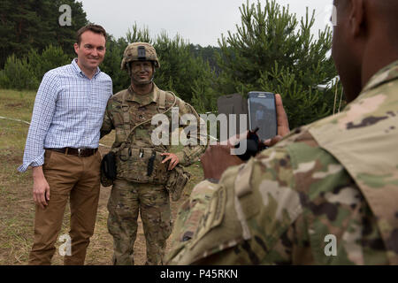 Le Secrétaire de l'armée, Eric K. Fanning, marque une pause pour une photo avec le personnel. Le Sgt. Steven Johnson, 4e bataillon du 319e Régiment d'artillerie, tout en visitant la 45e Brigade d'artillerie de Centre des opérations tactiques à Kielce, Pologne, Région de formation au cours de l'effort Anakonda 16, 15 juin, 2016. Anakonda est une led, un exercice multinational qui auront lieu tout au long de la Pologne, juin 7-17, 2016, et l'épreuve la capacité de l'état de préparation, et l'interopérabilité des forces armées polonaises avec les alliés et partenaires, dans le cadre d'une opération défensive commune à grande échelle. (California Air National Guard p Banque D'Images