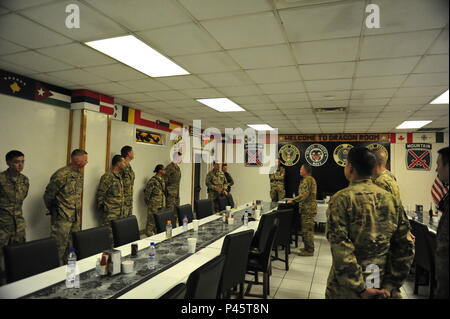 L'AÉRODROME DE BAGRAM, en Afghanistan (20 juin 2016) - Le lieutenant général de l'armée allemand Frank Leidenberger, Resolute Support Mission chef d'état-major, s'est rendu de la SMR de l'administration centrale de Kaboul de déjeuner aujourd'hui avec vous et de reconnaître huit de l'armée américaine et de l'aviation de l'Armée de l'air et la masse de l'équipage les membres de services de soutien qui ont excellé dans l'exercice de ses fonctions lors d'un déploiement en Afghanistan. Photo de Bob Harrison, les forces américaines en Afghanistan Affaires Publiques
