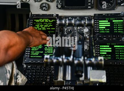 Le s.. Benjamin Taylor, 8e Escadron expéditionnaire de la mobilité de l'air, l'entretien d'aéronefs et les commandes de vol instruments de vol artisan, effectue une inspection prévol hydraulique sur un C-17 Globemaster III le 30 juin 2016, à Al Udeid Air Base, au Qatar. Le MXA vol ici reçoit, ravitaille et lance des C-17, C-5 des galaxies et des Boeing 777, 767 et 747. En outre, ils favorisent également les équipes de rétablissement qui entretien downrange déployer pour réparer et récupérer toute casse les C-17 et C-5 des avions dans l'US Air Forces Central Command zone de responsabilité. (U.S. Air Force photo/Senior Airman Ja Banque D'Images