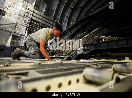 Le s.. Josh Budinich, 8e Escadron expéditionnaire de la mobilité de l'air, l'entretien d'aéronefs aero Vol artisan, réparation installe le C-17 Globemaster III les orteils de chargement pendant une inspection prévol, le 30 juin 2016, à Al Udeid Air Base, au Qatar. En fonction de la situation de l'aéronef, les inspections peuvent prendre près de trois heures pour s'assurer que l'appareil soit prêt pour la prochaine mission. L'un des nombreux défis aviateurs visage ici est l'impact de la chaleur sur différents systèmes ; avec le temps chaud, Les aviateurs ont pour garder l'appareil à une température constante lors de l'utilisation d'un des systèmes d'empêcher Banque D'Images