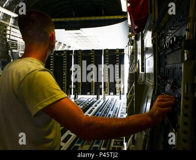 Le s.. Josh Budinich, 8e Escadron expéditionnaire de la mobilité de l'air, l'entretien d'aéronefs aero Vol artisan, réparation contrôle le C-17 Globemaster III et rampe de chargement porte pendant une inspection prévol, le 30 juin 2016, à Al Udeid Air Base, au Qatar. Aviateurs de MXA passer environ trois heures d'inspection et d'assurer l'appareil est prêt mission avant chaque vol. La 8ème SEGO fournit des unités de transport aérien de l'ensemble de l'US Air Forces Central Command zone de responsabilité pour : Bagram Airfield et l'aérodrome de Kandahar, Afghanistan. (U.S. Air Force photo/Senior Airman Janelle Patiño/Rel Banque D'Images