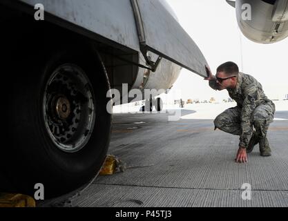 Le s.. Josh Budinich, 8e Escadron expéditionnaire de la mobilité de l'air, l'entretien d'aéronefs aero vol artisan réparation, inspecte les pneumatiques d'un C-17 Globemaster III au cours d'une inspection prévol, le 30 juin 2016, à Al Udeid Air Base, au Qatar. Budinich prend environ trois heures pour inspecter l'ensemble de l'aéronef, à l'intérieur et l'extérieur, à partir de ses pneus et freins à l'huile dans ses moteurs. En raison du temps chaud ici, d'aviateurs, garder l'appareil à une température constante lors de l'utilisation d'un des systèmes de l'aéronef afin d'éviter d'autres problèmes de se produire. (U.S. Air Force photo/Senior Airman Janell Banque D'Images