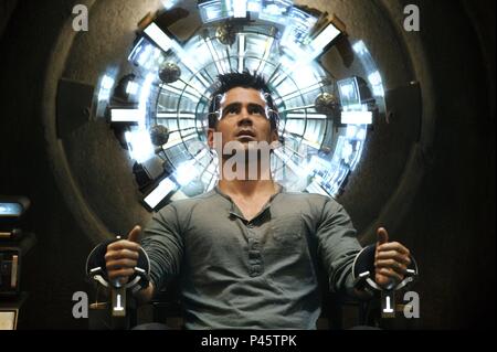 Titre original : TOTAL RECALL. Titre en anglais : TOTAL RECALL. Film Réalisateur : Len Wiseman. Année : 2012. Stars : Colin Farrell. Credit : Columbia Pictures / Album Banque D'Images