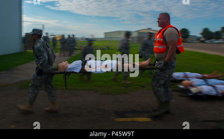 Les participants à la Rio Grande inférieur d'évacuation du patient un patient à rush mouvement du personnel médical pour être examiné à Harlingen, Texas, le 6 juin 2016. La gestion des urgences et les organismes d'application de la loi de l'état et fédéral se sont réunis pour passer à travers un exercice d'évacuation d'ouragan à l'Aéroport International d'Harlingen. L'exercice avait pour but de suivre les patients de l'hôpital à un concentrateur d'air où ils seraient à bord d'un avion, et d'être transportés jusqu'à la réception de l'hôpital. (U.S. Air Force photo par un membre de la 1re classe Keifer Bowes/libérés) Banque D'Images