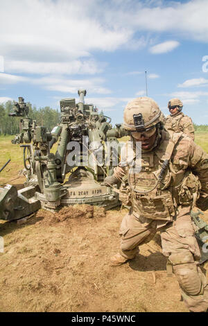 Les dignitaires et membres de la presse d'observer que les soldats de l'Armée américaine affecté à Archer, Batterie, 2e Escadron d'artillerie régiment de cavalerie de mener une mission de tir continu avec leur M777 155mm Système d'armes d'artillerie pendant la grève de sabre 16 Exercice de tir réel combiné à un site de formation près de Tapa, l'Estonie, le 20 juin, 2016. Sabre d'exercice 2016, la grève est une Europe de l'armée américaine a conduit à la formation coopérative exercice visant à améliorer l'interopérabilité interarmées à l'appui d'opérations multinationales. (U.S. Vidéo de l'armée par le sergent. Ricardo HernandezArocho/ publié) Banque D'Images