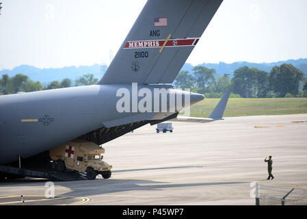 Arrimeur DU 164e Airlift Wing, MEMPHIS Air National Guard de déchargements DES VÉHICULES D'UN C-17 Globemaster III À MCGHEE TYSON AIR NATIONAL GUARD BASE PENDANT UNE PARTIE DU TENNESSEE 2016 MANŒUVRES. TENNESSEE EST UNE MANŒUVRE DE L'ÉTAT DE PRÉPARATION DES ÉPREUVES D'EFFORT DE L'AIR ET DE L'Army National Guard, NEW YORK LE PERSONNEL DE GESTION DES URGENCES, AINSI QUE PAR D'AUTRES MEMBRES DU PERSONNEL D'URGENCE. (U.S. AIR NATIONAL GUARD PHOTO PAR LE SGT KENDRA OWENBY, ARW 134 AFFAIRES PUBLIQUES) Banque D'Images