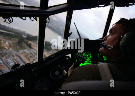 Un 1e Escadron d'opérations spéciales mouches pilote un MC-130H Combat Talon II et met les yeux sur un Royal New Zealand Air Force C-130 Hercules au cours d'un vol à basse altitude formation dissemblables 23 Juin, 2016. Les membres de la 353e groupe d'opérations spéciales ont participé à l'exercice Net Teck 12 juin jusqu'au 30 juin à Whenuapai, Nouvelle-Zélande. Au cours de l'exercice, les membres de la New Zealand Defence Force et l'US Air Force ont travaillé ensemble pour mener le personnel et l'équipement de parachutage ensemble tout en échangeant des nouvelles techniques. (U.S. Air Force photo par le Sgt. Kristine Dreyer, 353PA SOG) Banque D'Images