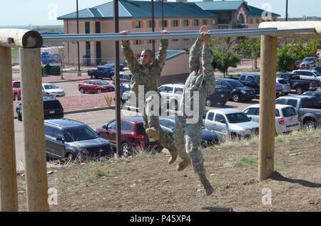 Les soldats de la 32e Compagnie de composite, 68e Bataillon de soutien de soutien au combat, 4e brigade de maintien en puissance, 4e Division d'infanterie, et de l'offre et la distribution, l'Entreprise, 10e Bataillon de soutien du groupe Special Forces Group (Airborne), concurrence sur la 10e course d'obstacles de groupe le 8 juin 2016, au cours d'une compétition de deux jours. (Photo par le Sgt. Benjamin Kullman) Banque D'Images