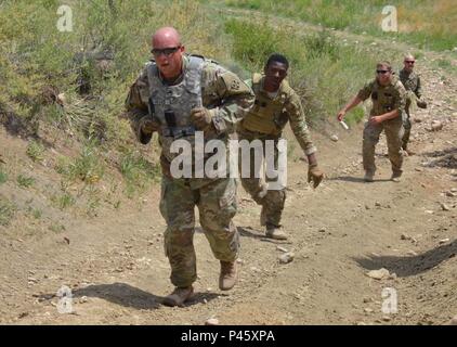 Les soldats de la 32e Compagnie de composite, 68e Bataillon de soutien de soutien au combat, 4e brigade de maintien en puissance, 4e Division d'infanterie, et de l'offre et la distribution, l'Entreprise, 10e Bataillon de soutien du Groupe des forces spéciales (Airborne), billet d'une forte pente pendant un relais 8 juin 2016. (Photo par le Sgt. Benjamin Kullman) Banque D'Images