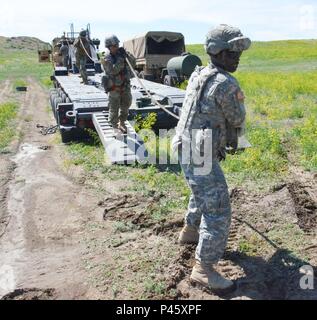 Exercice de groupe de récupération d'un véhicule, 9 juin 2016, dans le cadre de deux jours de compétition amicale entre des équipes composées de soldats de la 32e Compagnie de composite, 68e Bataillon de soutien de soutien au combat, 4e brigade de maintien en puissance, 4e Division d'infanterie, et de l'offre et la distribution, l'Entreprise, 10e Bataillon de soutien du groupe Special Forces Group (Airborne). (Photo par le Sgt. Benjamin Kullman) Banque D'Images