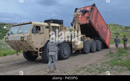 Récupérer les transporteurs un récipient 9 juin 2016, au cours d'une compétition de deux jours avec les soldats de la 32e Compagnie de composite, 68e Bataillon de soutien de soutien au combat, 4e brigade de maintien en puissance, 4e Division d'infanterie, et de l'offre et la distribution, l'Entreprise, 10e Bataillon de soutien du groupe Special Forces Group (Airborne). (Photo par le Sgt. Benjamin Kullman) Banque D'Images