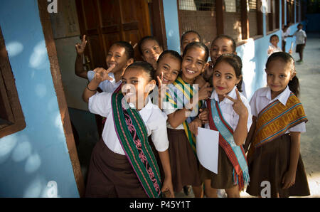 160620-N-SJ730-032 Dili, Timor Leste (20 juin 2016) Un groupe d'étudiants de l'école Aimutin posent pour une photo avant une coupe du ruban marquant l'achèvement de la rénovation de l'école pour le Partenariat du Pacifique 2016. Des soldats timorais, U.S. Navy Seabees, les Marines américains et australiens d'ingénieurs ont travaillé ensemble pour la rénovation de la cour de l'école et de la façade. Cette année marque la 6ème fois, la mission a visité le Timor Leste depuis sa première visite en 2006. Des médecins, des ingénieurs et de divers autres membres du personnel embarquée à bord de miséricorde travaillent côte à côte avec des homologues, exchangin nation partenaire Banque D'Images