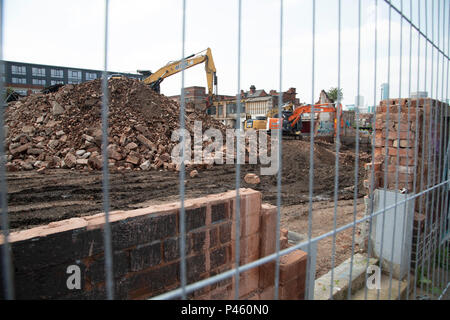 En cours de réaménagement dans Digbeth à Birmingham, Royaume-Uni. Diggers ar sur place Centre d'anciens bâtiments industriels en préparation de nouveaux développements. Banque D'Images