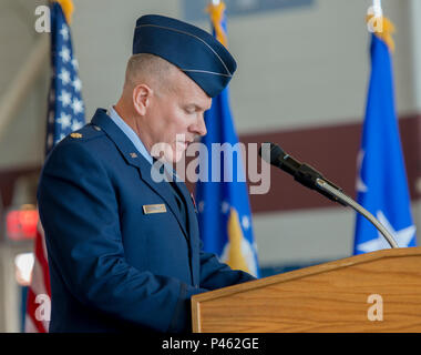 Le Major Andrew Thornley, aumônier adjoint de l'escadre, TRAVIS AFB, livre le innovocation avant les aviateurs, les civils, les amis, la famille et les hauts dirigeants de la communauté dans le cadre de la 60e Escadre de mobilité aérienne Cérémonie de passation de commandement, TRAVIS AFB, 28 juin 2016. Le lieutenant général Samuel D. Cox, Commandant, 18e armée de l'air, Scott Air Force Base, a présidé la cérémonie, comme le Colonel John M. Klein Jr. a pris le commandement du colonel Joel D. Jackson. (U.S. Air Force photo de Heide canapé/libéré) Banque D'Images