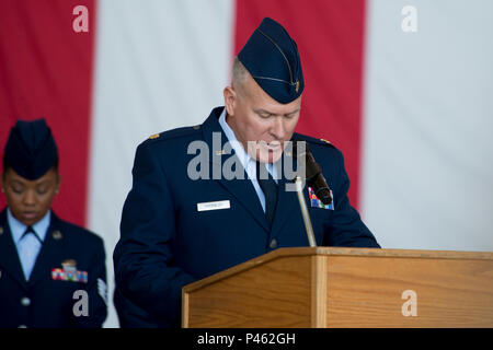 Le Major Andrew Thornley, aumônier adjoint de l'escadre, TRAVIS AFB, livre le innovocation avant les aviateurs, les civils, les amis, la famille et les hauts dirigeants de la communauté dans le cadre de la 60e Escadre de mobilité aérienne Cérémonie de passation de commandement, TRAVIS AFB, 28 juin 2016. Le lieutenant général Samuel D. Cox, Commandant, 18e armée de l'air, Scott Air Force Base, a présidé la cérémonie, comme le Colonel John M. Klein Jr. a pris le commandement du colonel Joel D. Jackson. (U.S. Air Force photo de Heide canapé/libéré) Banque D'Images