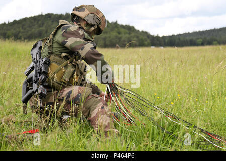 Un parachutiste français rassemble son parachute alors qu'il termine une opération aéroportée à Hohenfels, Allemagne, dans le cadre de l'exercice Réponse rapide16, le 15 juin 2016. (Photo de l'Armée américaine par le sergent. Javier Orona/libérés) Banque D'Images