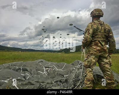 Le colonel Colin Tuley, commandant de la 1 Brigade Combat Team, 82nd Airborne Division regarde de ‪Paratroopers‬ 1BCT descendre sur Hohenfels, Jun. 15, à Hohenfels, Allemagne dans le cadre d'‪Swiftresponse‬16. De parachutistes, le ‪France‬ ‎UK‬ ‪Poland‬, et a également participé au saut d'aujourd'hui. (U.S. Photo de l'armée par le sergent. Javier Orona/libérés) Banque D'Images