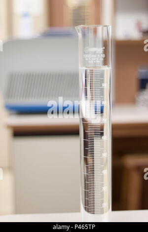 Com cribado graduada líquido transparente marcando 1000 ml em bancada de laboratório. São Paulo/SP, BRÉSIL. 27/06/2014. (Foto : Irene Araujo/Fotoarena) Banque D'Images