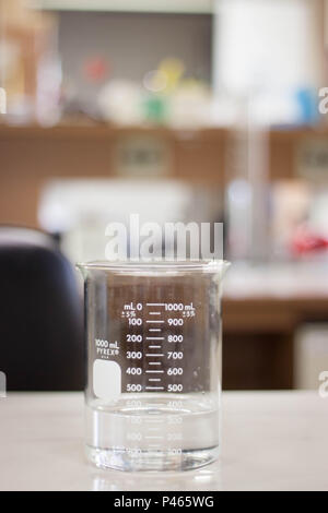 Becker com líquido transparente marcando 300 ml em bancada de laboratório. São Paulo/SP, BRÉSIL. 27/06/2014. (Foto : Irene Araujo/Fotoarena) Banque D'Images