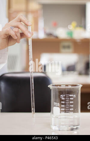 Becker com líquido transparente marcando 300 ml e pipeta em bancada de laboratório. São Paulo/SP, BRÉSIL. 27/06/2014. (Foto : Irene Araujo/Fotoarena) Banque D'Images