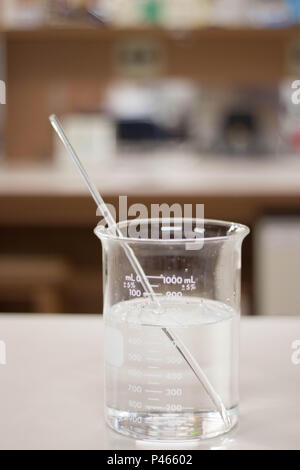 Becker com pipeta e líquido transparente marcando 700 ml em bancada de laboratório. São Paulo/SP, BRÉSIL. 27/06/2014. (Foto : Irene Araujo/Fotoarena) Banque D'Images