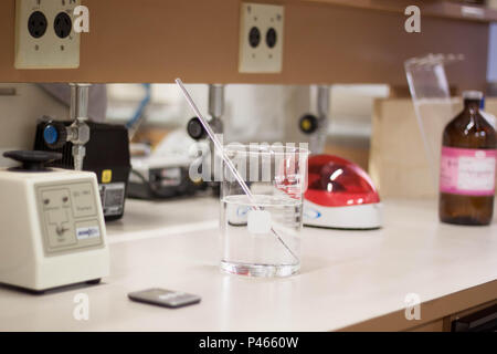 Becker com líquido transparente marcando 300 ml, em bancada de laboratório. São Paulo/SP, BRÉSIL. 27/06/2014. (Foto : Irene raujo/Fotoarena) Banque D'Images