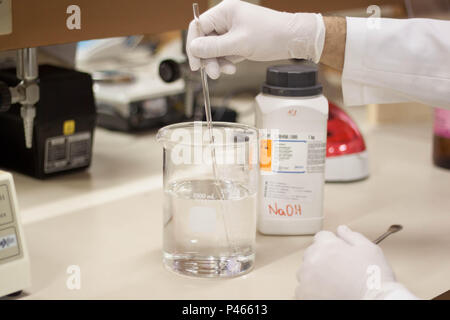 Manuseio lebacq graduado com líquido transparente marcando 300 ml, pipeta e Hidróxido de Sódio em bancada de laboratório. São Paulo/SP, BRÉSIL. 27/06/2014. (Foto : Irene Araujo/Fotoarena) Banque D'Images