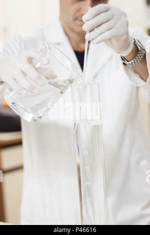 Manuseio lebacq graduado com líquido transparente, pipeta cribado marcando e 1000 ml em laboratório. São Paulo/SP, BRÉSIL. 27/06/2014. (Foto : Irene Araujo/Fotoarena) Banque D'Images