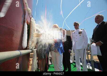 Sally Monsoor baptise l'avenir USS Michael Monsoor DDG (1001), qui est nommé en l'honneur de son fils, récipiendaire de la médaille d'honneur du Maître de 2e classe de la Marine (JOINT) Michael A. Monsoor à Bath, Maine, le 18 juin 2016. DDG-1001 inclut de nouvelles technologies et servira de plate-forme multi-mission capable de fonctionner en tant que partie intégrante de la commune, de la marine ou les forces maritimes combinées. (U.S. Navy photo gracieuseté de Bath Iron Works) Banque D'Images