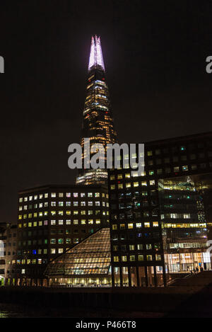 Le gratte-ciel Shard London Bridge at night , également connu sous le nom de tesson de verre, dans le centre historique de la ville de London, England UK financial district Banque D'Images