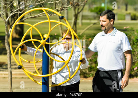 Exercícios de Ginástica ao ar livre de idoso com Entraîneur personnel, pas de Parque Villa Lobos, com autorização de uso de imagem ( communiqué de modèle). São Paulo/SP, Brasil 07/08/2014. Foto : Alexandre Carvalho / Fotoarena Banque D'Images