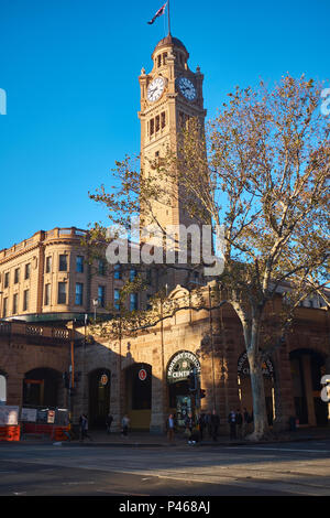 Vue du sol de l'entrée de la Gare Centrale de Sydney sur un matin ensoleillé avec la tour s'élevant dans un ciel sans nuages bleu, NSW, Australie Banque D'Images