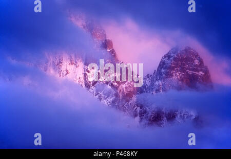 Une lacune dans soir nuage révélant une belle lumière du soir sur la face nord de l'Aiguille du Dru dans les Alpes, Chamonix, France Banque D'Images