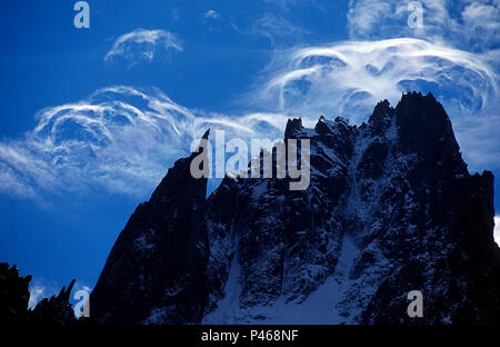 Des sommets alpins silhouetté contre les nuages de haute altitude Banque D'Images