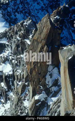 Alpinistes sur l'arête des Cosmiques de l'Aiguille du Midi dans les Alpes françaises, Chamonix Banque D'Images